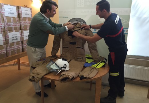 A Xunta entrega 62 traxes específicos para a loita contra a vespa velutina a 31 concellos da provincia da Coruña